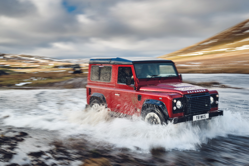 Illustration for article titled Land Rover Is Stuffing 400 HP V8s Into Vintage DefendersÂ